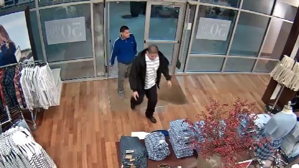 VIDEO: 3 men walk into outlet store, run out with stacks of clothes | KOKH