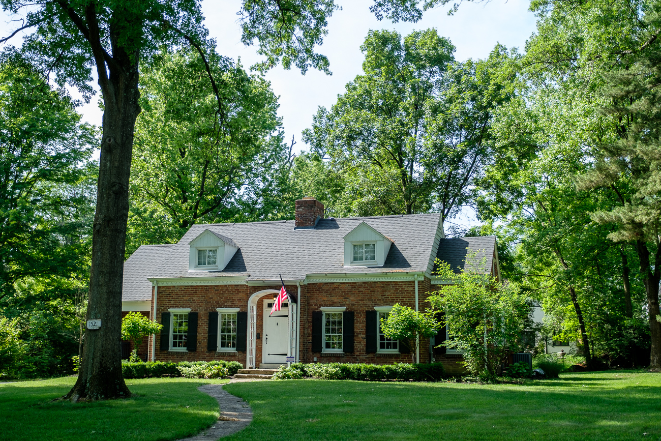 A Sidewalk Tour of the Stunning Homes on Hollywood Avenue in College