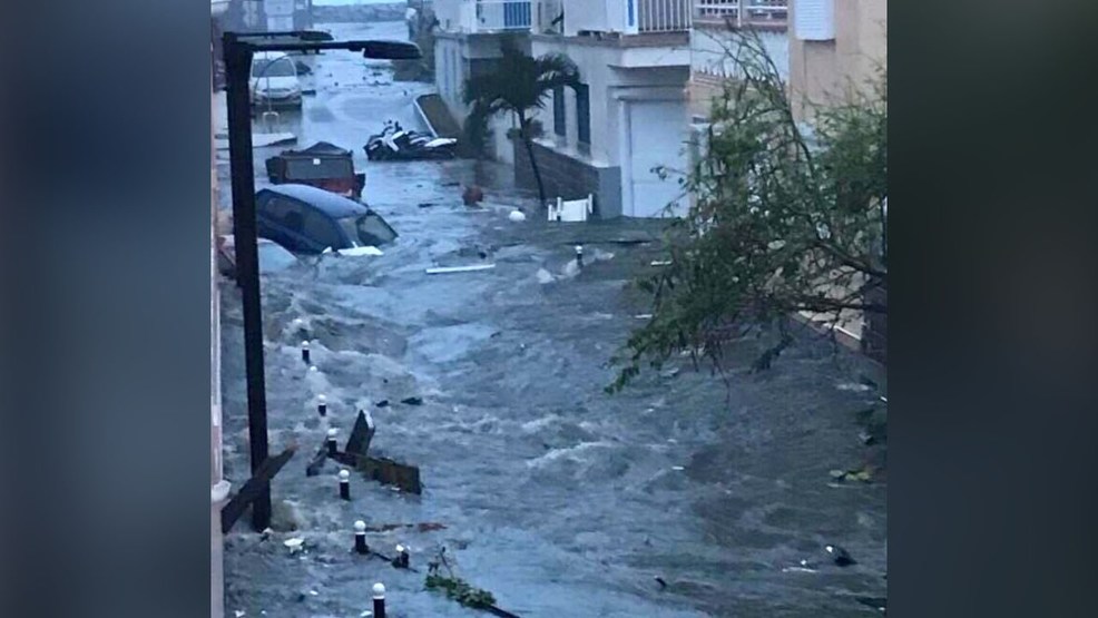 Waters begin to rise in Jupiter, Fla. as Hurricane Irma hits Florida WJLA