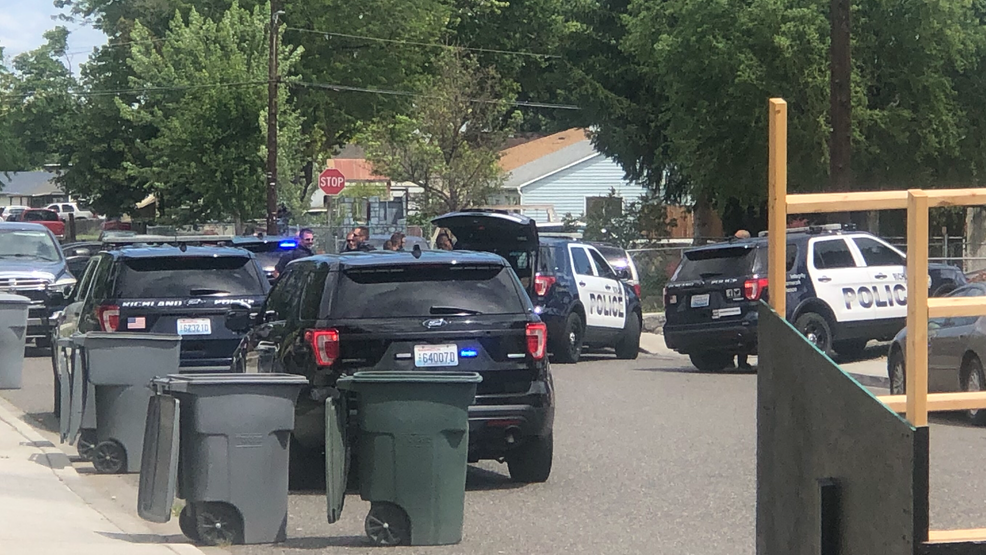 Richland police in standoff with suspected domestic violence offenders
