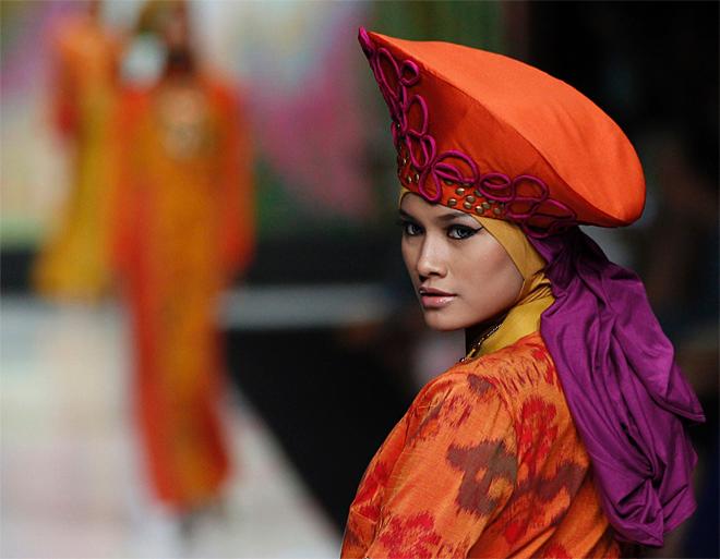 Photos: Indonesia fashion show features 'heady' styles | KOMO